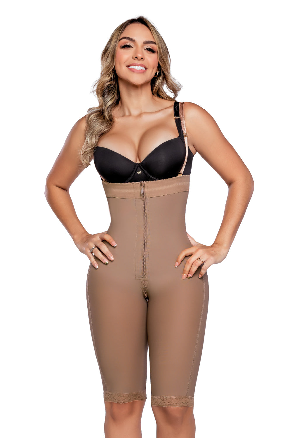 - Faja SMI7108 SECRETO hasta la rodilla sin tirantes con efecto lifting
- Detalle del cierre frontal y sistema perineal en la faja SECRETO
- Vista posterior sin costuras y panty invisible incluido