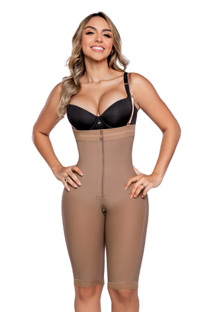 - Faja SMI7108 SECRETO hasta la rodilla sin tirantes con efecto lifting
- Detalle del cierre frontal y sistema perineal en la faja SECRETO
- Vista posterior sin costuras y panty invisible incluido