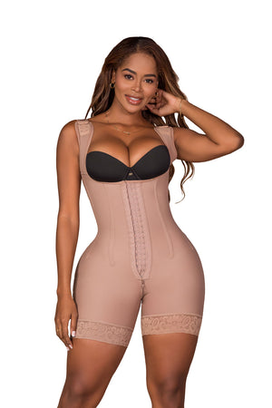 - Faja SMI7143 LA VOLUPTUOSA media pierna con efecto lipo y triple lifting
- Detalle frontal con broches y estructura con varillas de moldeo
- Vista posterior sin costuras y panty incluido