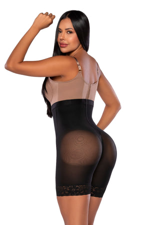 - Panty tipo short SMI04004 DISCRETA con realce natural
- Vista posterior del panty Ultrainvisible SMI04004 con cierre perineal
- Detalle de talle alto, encaje siliconado y ajuste anatómico del SMI04004