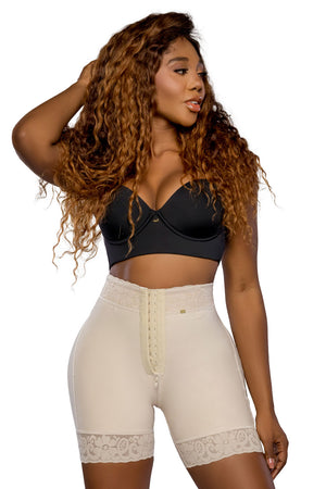 Panty efecto lipo a media pierna con tres líneas de broches y compresión en abdomen bajo, diseñado para moldear sin marcar. Su tela Powernet en glúteos con transformación textil garantiza ajuste perfecto e imperceptible. COLOR BEIGE