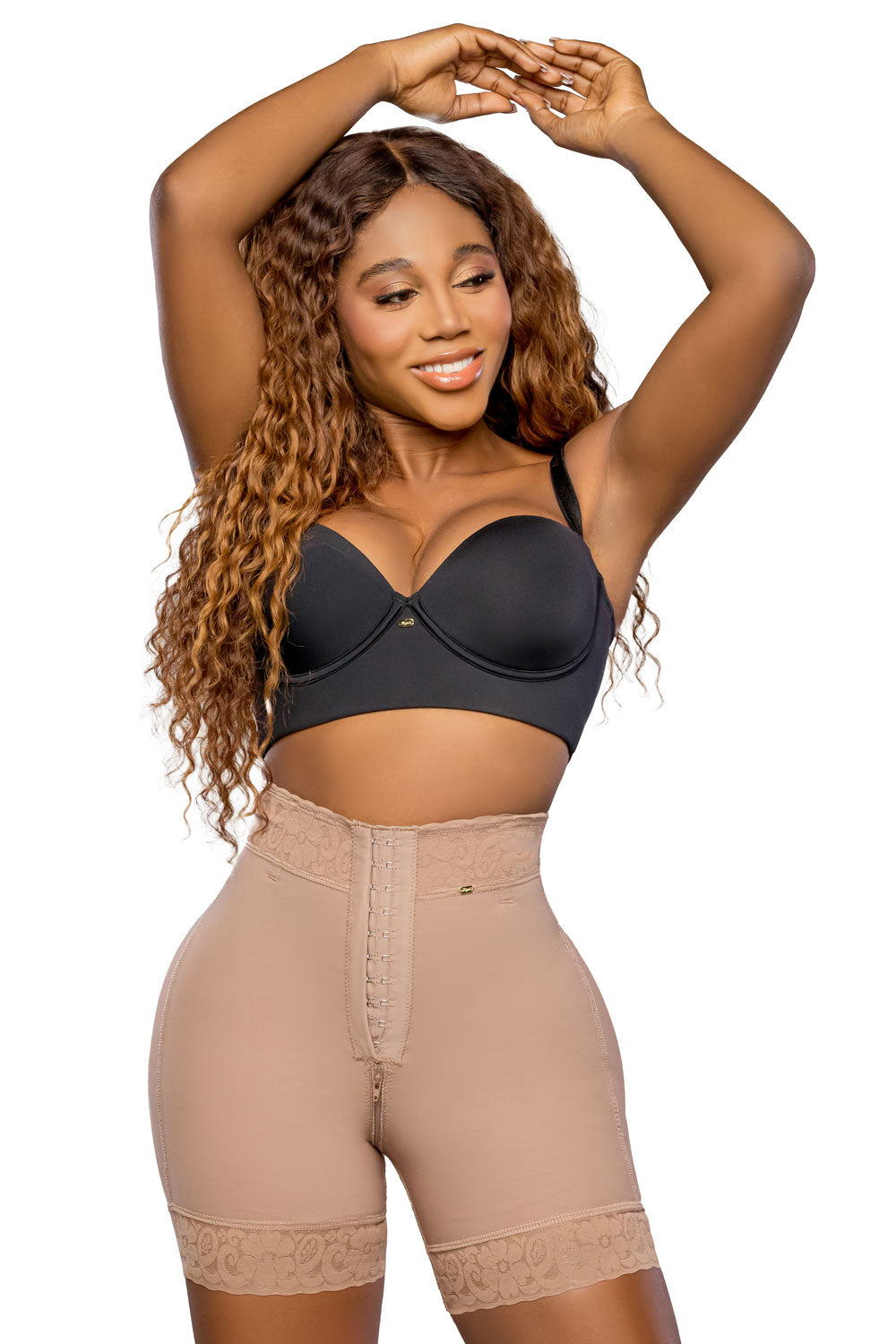 Panty efecto lipo a media pierna con tres líneas de broches y compresión en abdomen bajo, diseñado para moldear sin marcar. Su tela Powernet en glúteos con transformación textil garantiza ajuste perfecto e imperceptible. COLOR COCOA