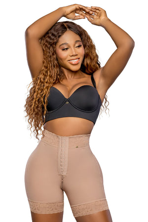 Panty efecto lipo a media pierna con tres líneas de broches y compresión en abdomen bajo, diseñado para moldear sin marcar. Su tela Powernet en glúteos con transformación textil garantiza ajuste perfecto e imperceptible. COLOR COCOA