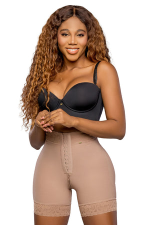 Panty efecto lipo a media pierna con tres líneas de broches y compresión en abdomen bajo, diseñado para moldear sin marcar. Su tela Powernet en glúteos con transformación textil garantiza ajuste perfecto e imperceptible. COLOR COCOA
