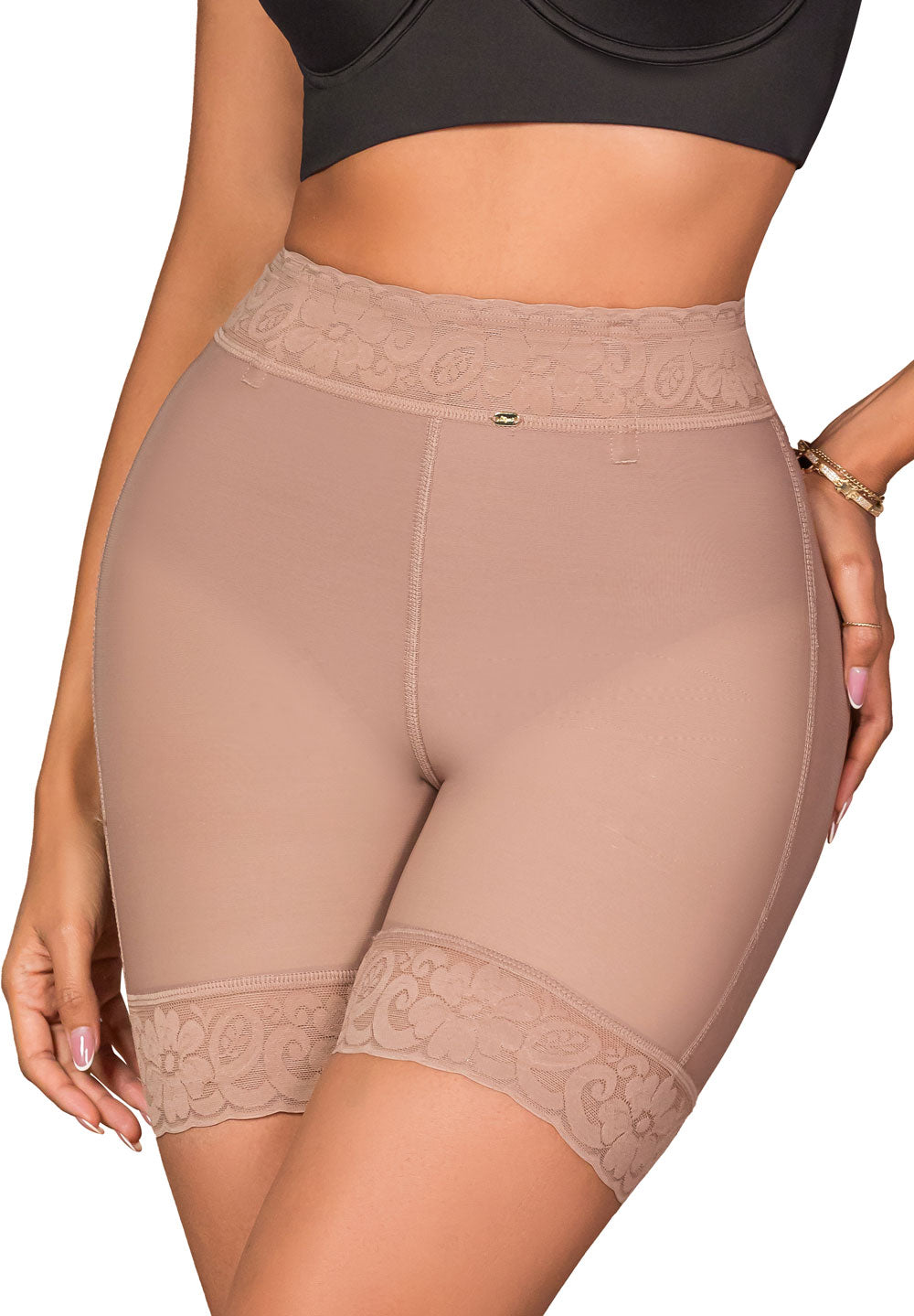 Panty cintura alta media pierna con control de abdomen bajo y realce natural de glúteos. Incluye transformación textil, sin costuras frontales ni traseras color cocoa