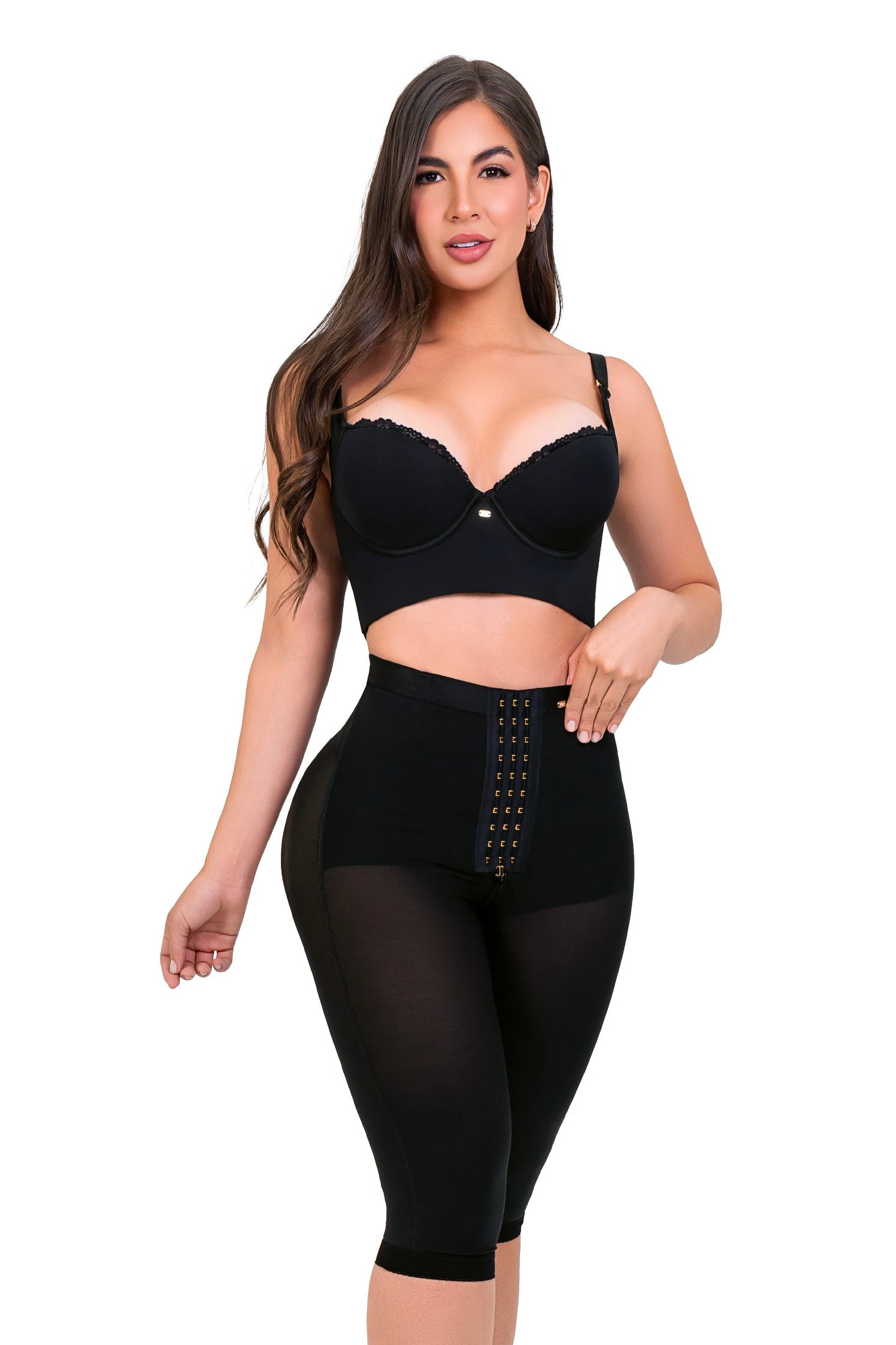 Panty moldeador a la rodilla con realce natural y encaje elegante.