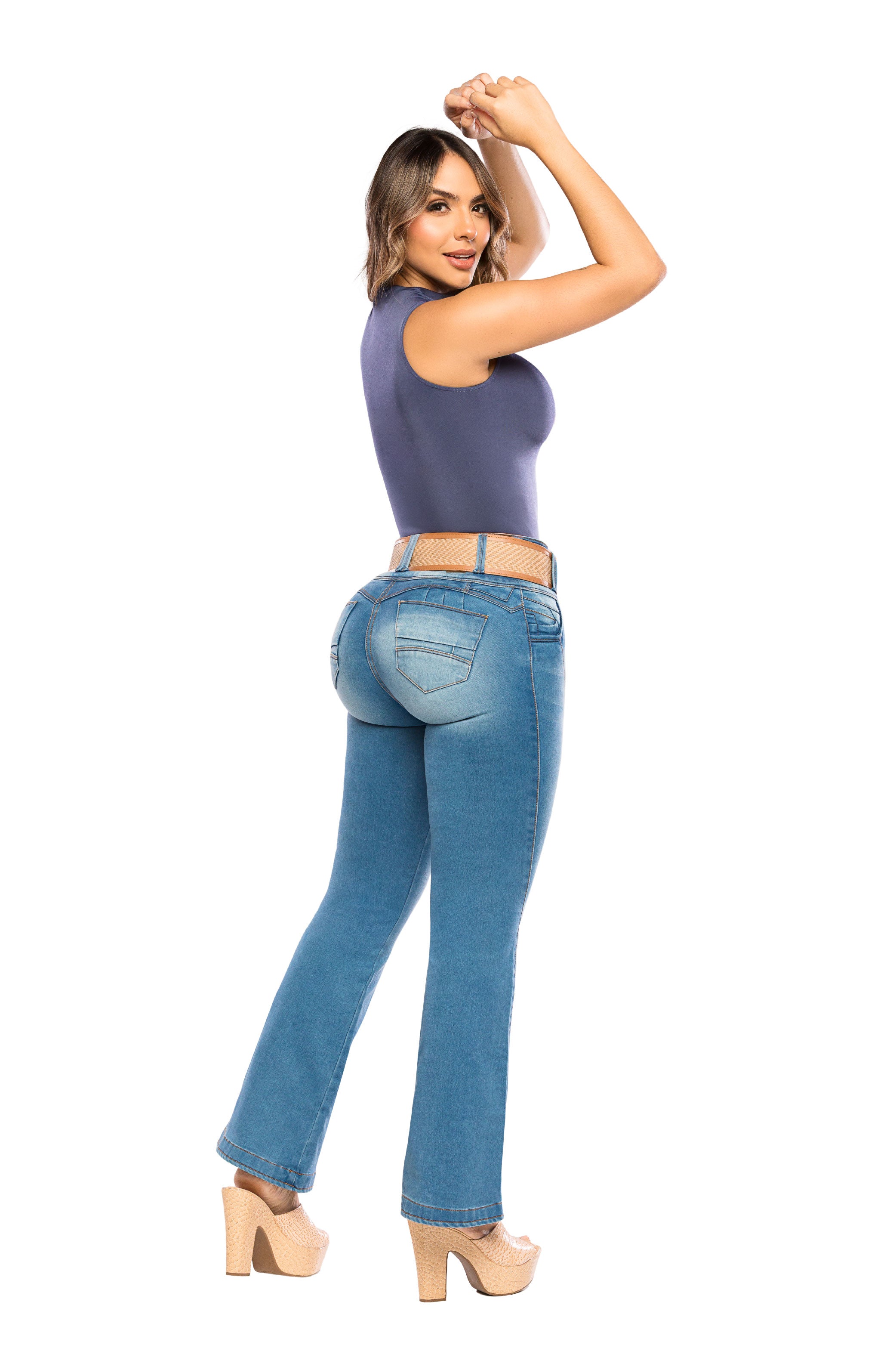 Jeans SMI3531 – Bootcut azul claro con efecto Push-Up y pretina ancha texturizada