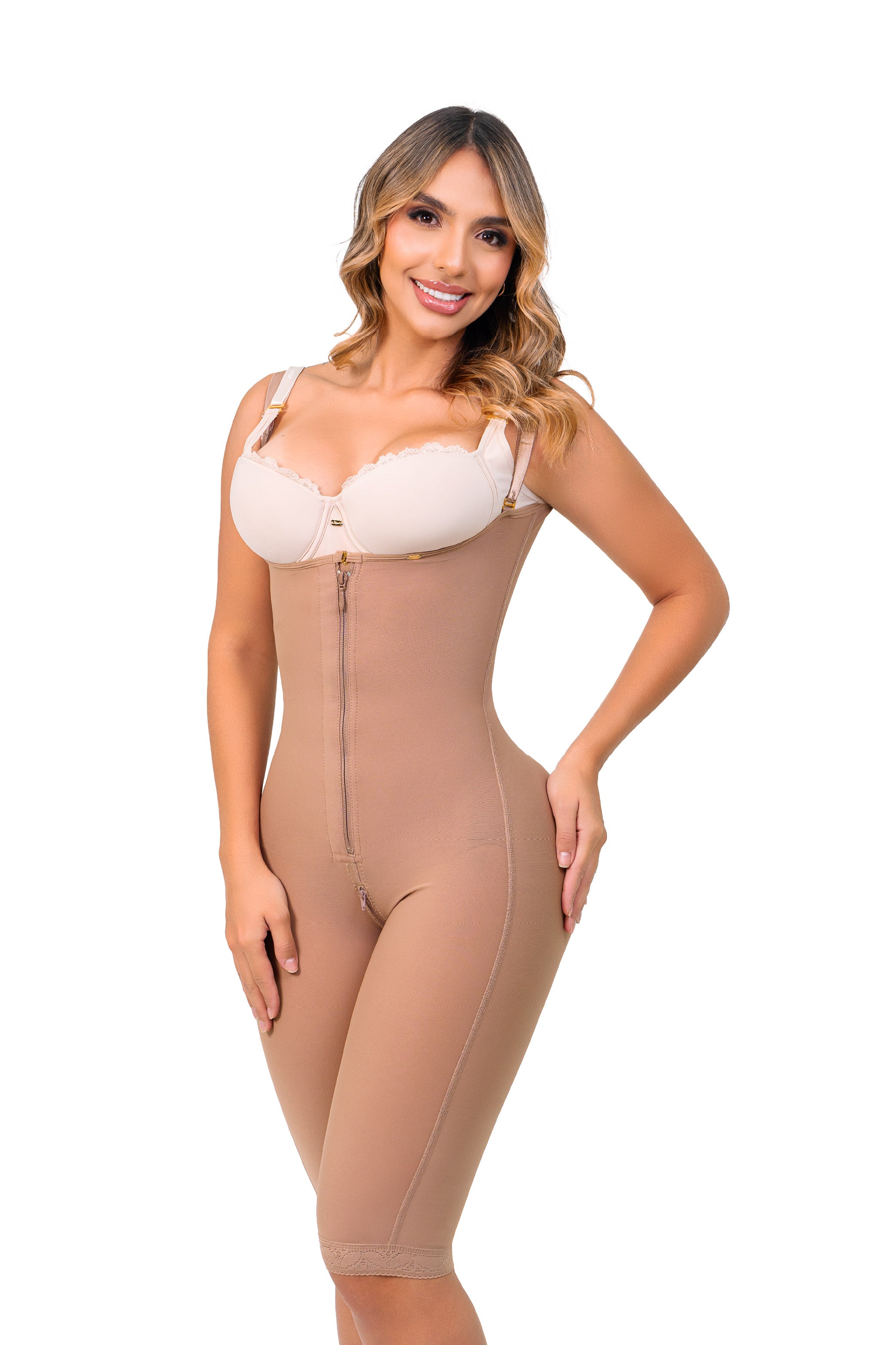 - Faja SMI7087 LA GLAMUROSA hasta la rodilla con soporte lateral removible
- Vista frontal con cierre y detalle de broches internos
- Parte posterior con efecto lifting y encaje siliconado