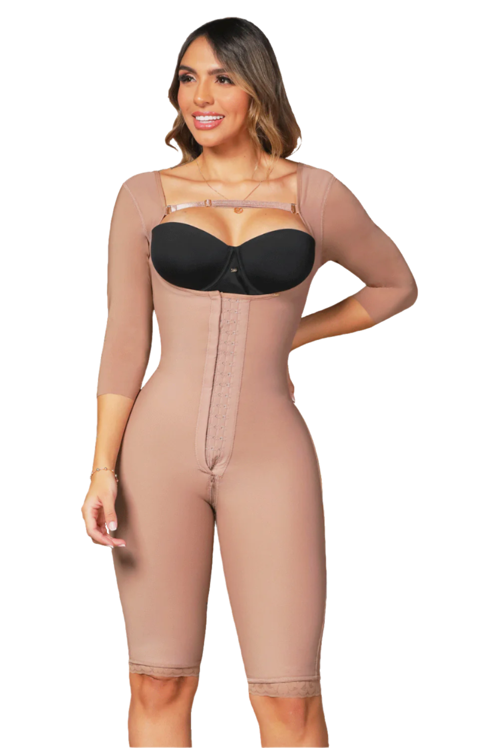 Faja con mangas moldeadoras de brazos y tecnología avanzada para realzar glúteos firmes y redondos. Fabricada con lycra powernet en los glúteos, es larga hasta la rodilla, tiene tres líneas de broches, cierre perineal amplio, tirantes de sostén con alta compresión y vitamina E. Color cocoa.