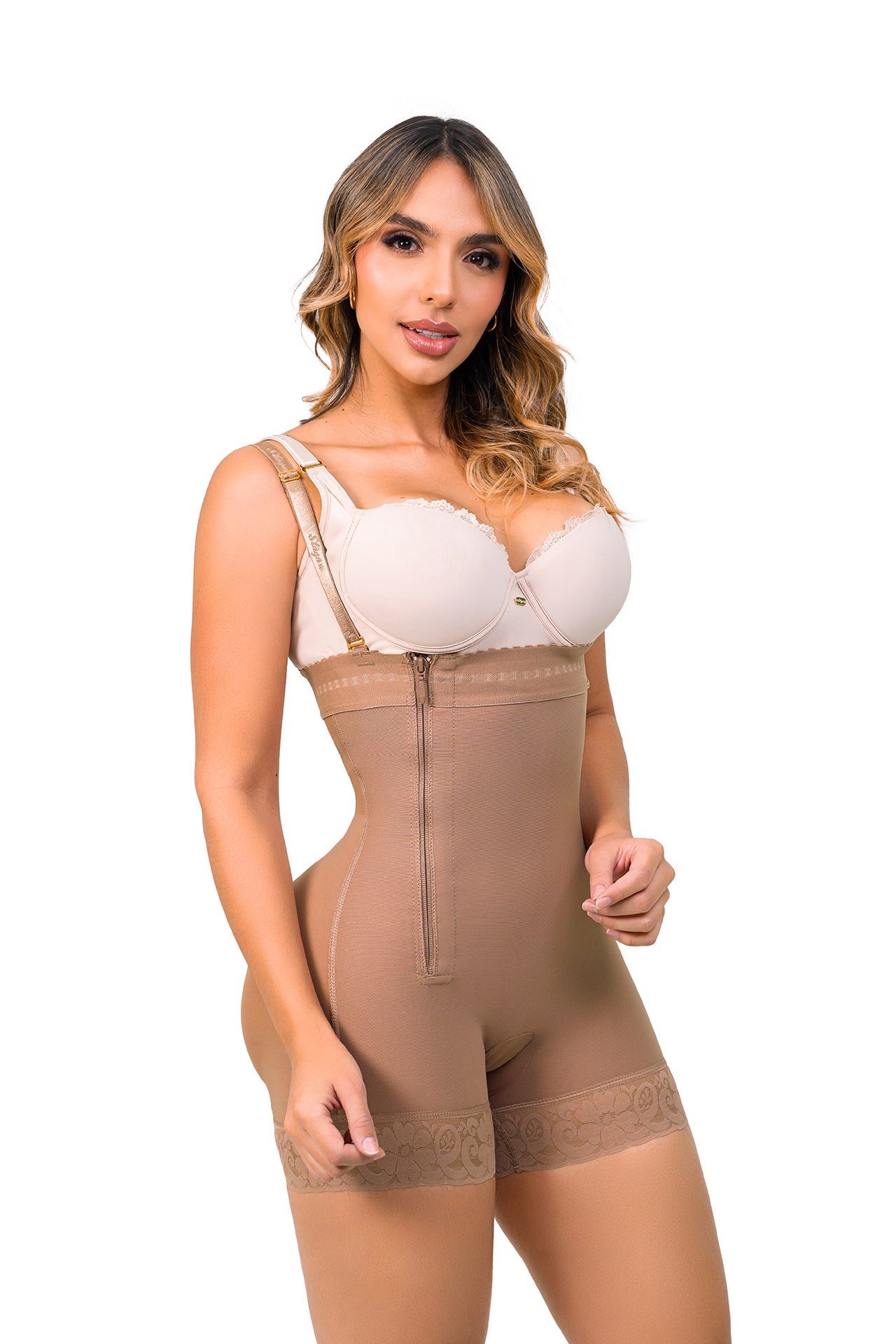 - Faja corta SMI7136 ENCANTO strapless con cierre lateral
- Vista lateral de compresión abdominal y diseño postparto
- Detalle de estructura invisible con tanga de regalo incluida