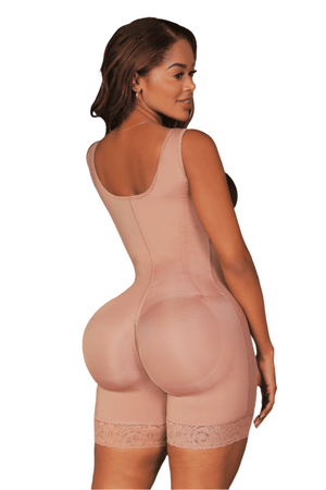 - Faja SMI7143 LA VOLUPTUOSA media pierna con efecto lipo y triple lifting
- Detalle frontal con broches y estructura con varillas de moldeo
- Vista posterior sin costuras y panty incluido