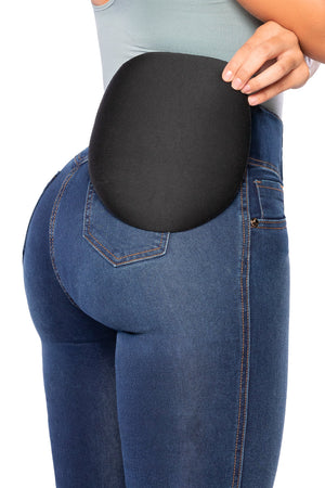 jean skinny con levanta cola, jean con cintura alta que moldea, pantalón que realza glúteos, jean con botones y bolsillos cómodos, jean con pretina en forma de corazón, jean que ajusta sin apretar