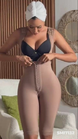 - Faja SMI7132 AFRODITA larga con efecto lifting y compresión progresiva
- Detalle de compresión en abdomen y piernas con panty incluido
- Vista posterior de diseño sin costuras hasta la rodilla