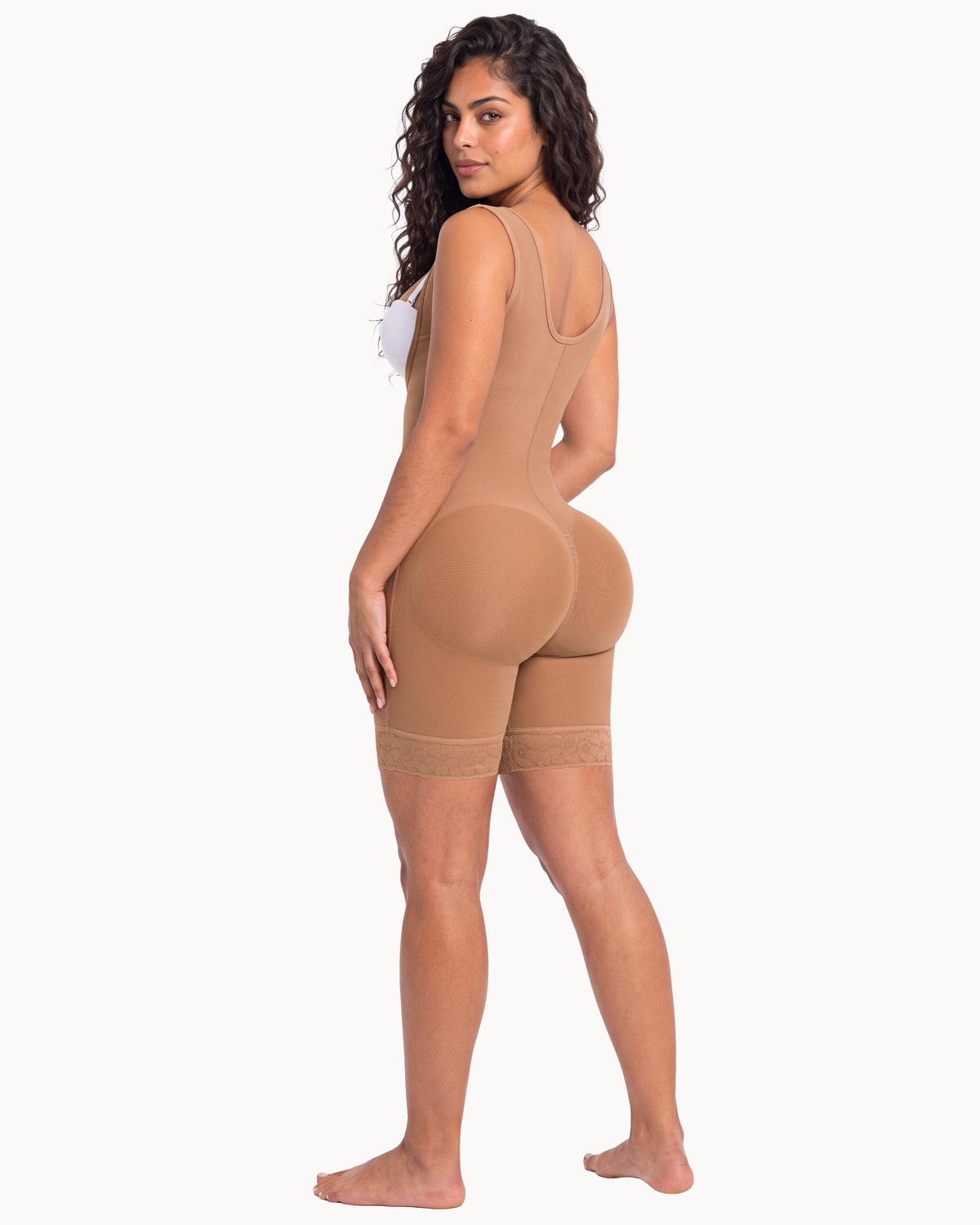 Faja de media pierna UltraInvisible STAGMI SMI7131 color cocoa, vista posterior en pose alternativa