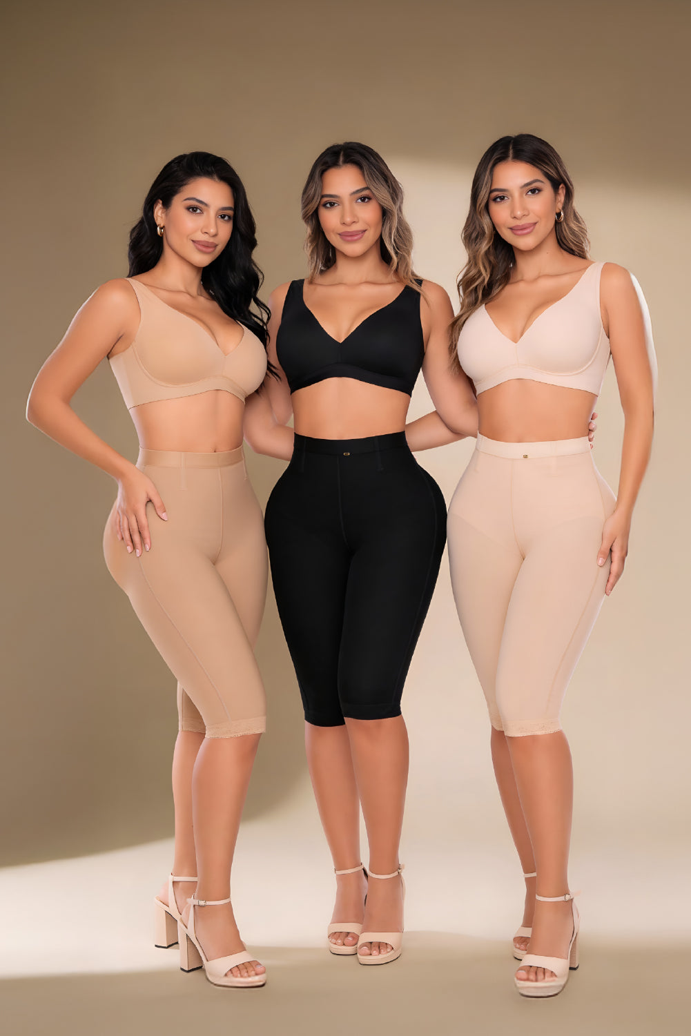 - Panty moldeador largo SMI04002 con control progresivo
- Detalle de encaje siliconado en piernas del panty SMI04002
- Vista posterior sin costuras visibles del panty REFINADA