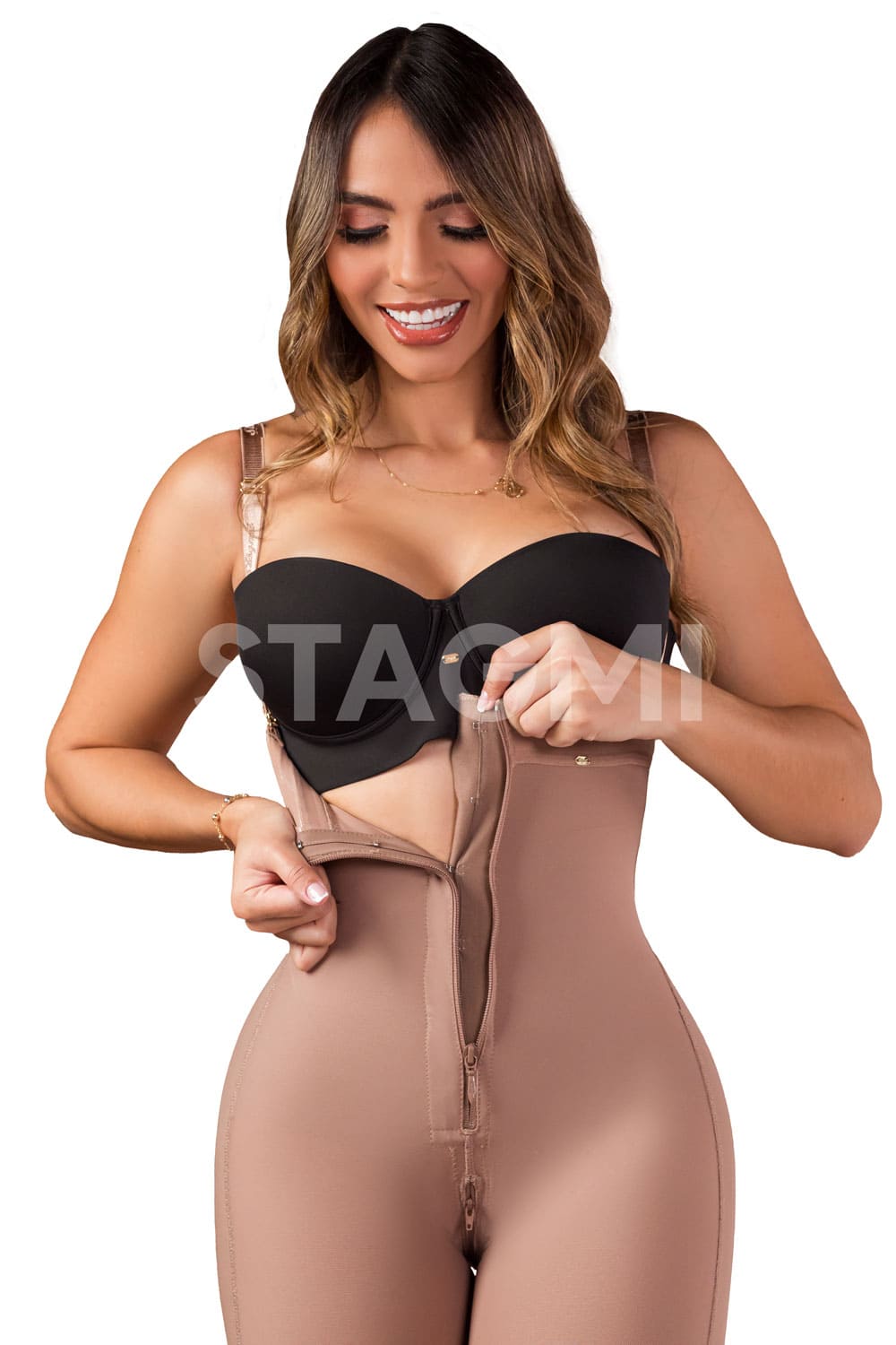 Faja strapless hasta la rodilla con tirantes removibles, zipper en el abdomen y cierre perineal amplio. Ofrece alta compresión y contiene vitamina E. Color cocoa