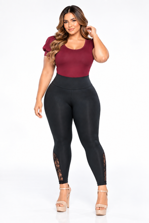 Legging negro de tiro alto STAGMI para mujer plus size, vista frontal con detalle de encaje floral en la parte inferior