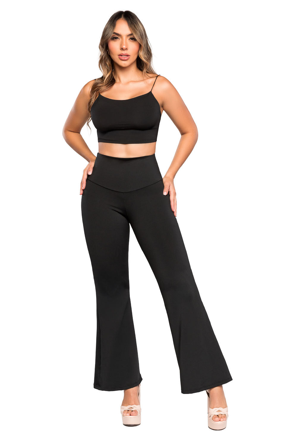 - Legging SMI0092 negro con faja interna y bota campana
- Vista posterior con pretina en forma de corazón
- Legging moldeador de tiro alto con efecto lifting invisible
