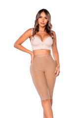 - Panty moldeador largo SMI04002 con control progresivo
- Detalle de encaje siliconado en piernas del panty SMI04002
- Vista posterior sin costuras visibles del panty REFINADA