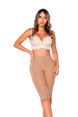 - Panty moldeador largo SMI04002 con control progresivo
- Detalle de encaje siliconado en piernas del panty SMI04002
- Vista posterior sin costuras visibles del panty REFINADA