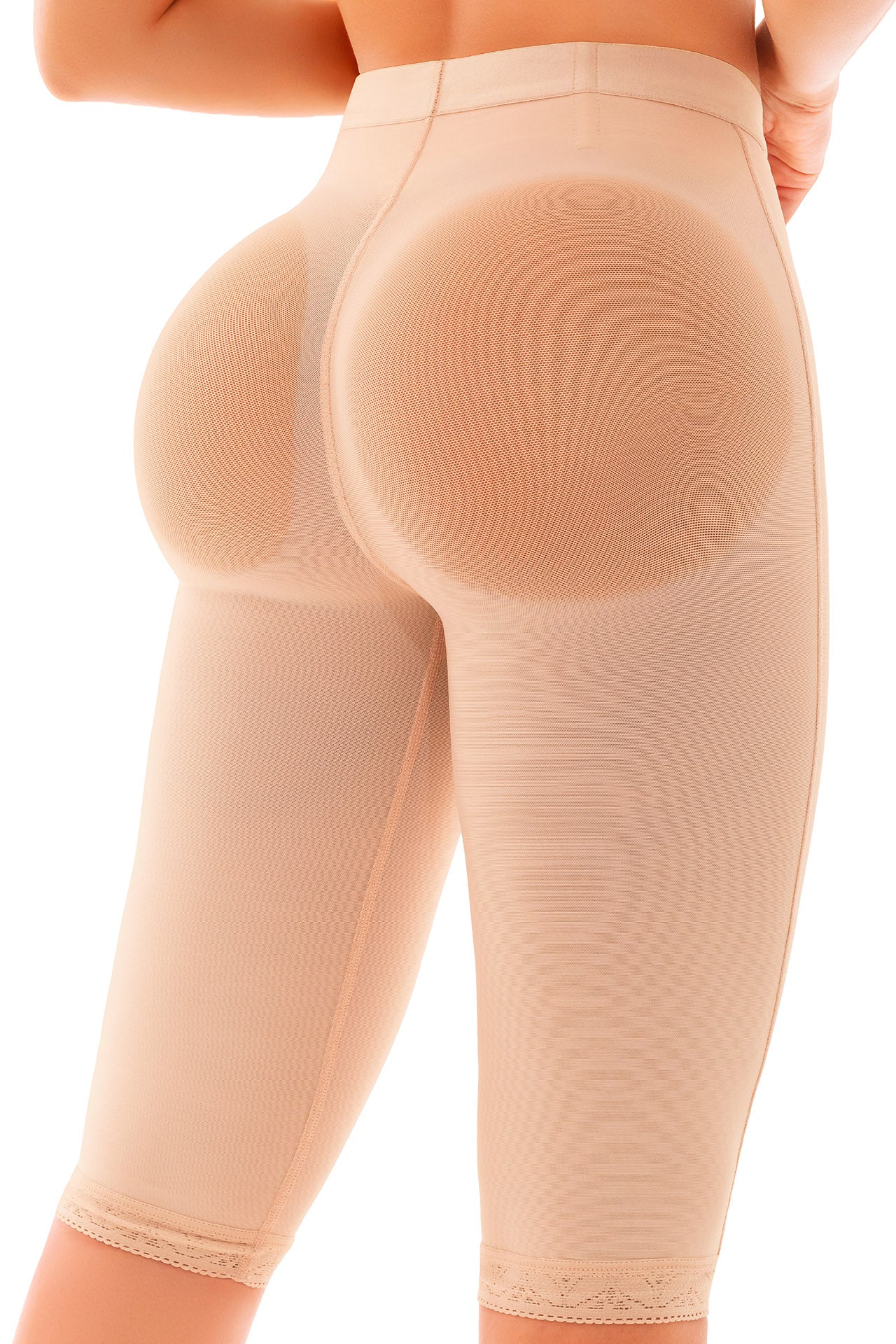 - Panty moldeador largo SMI04002 con control progresivo
- Detalle de encaje siliconado en piernas del panty SMI04002
- Vista posterior sin costuras visibles del panty REFINADA