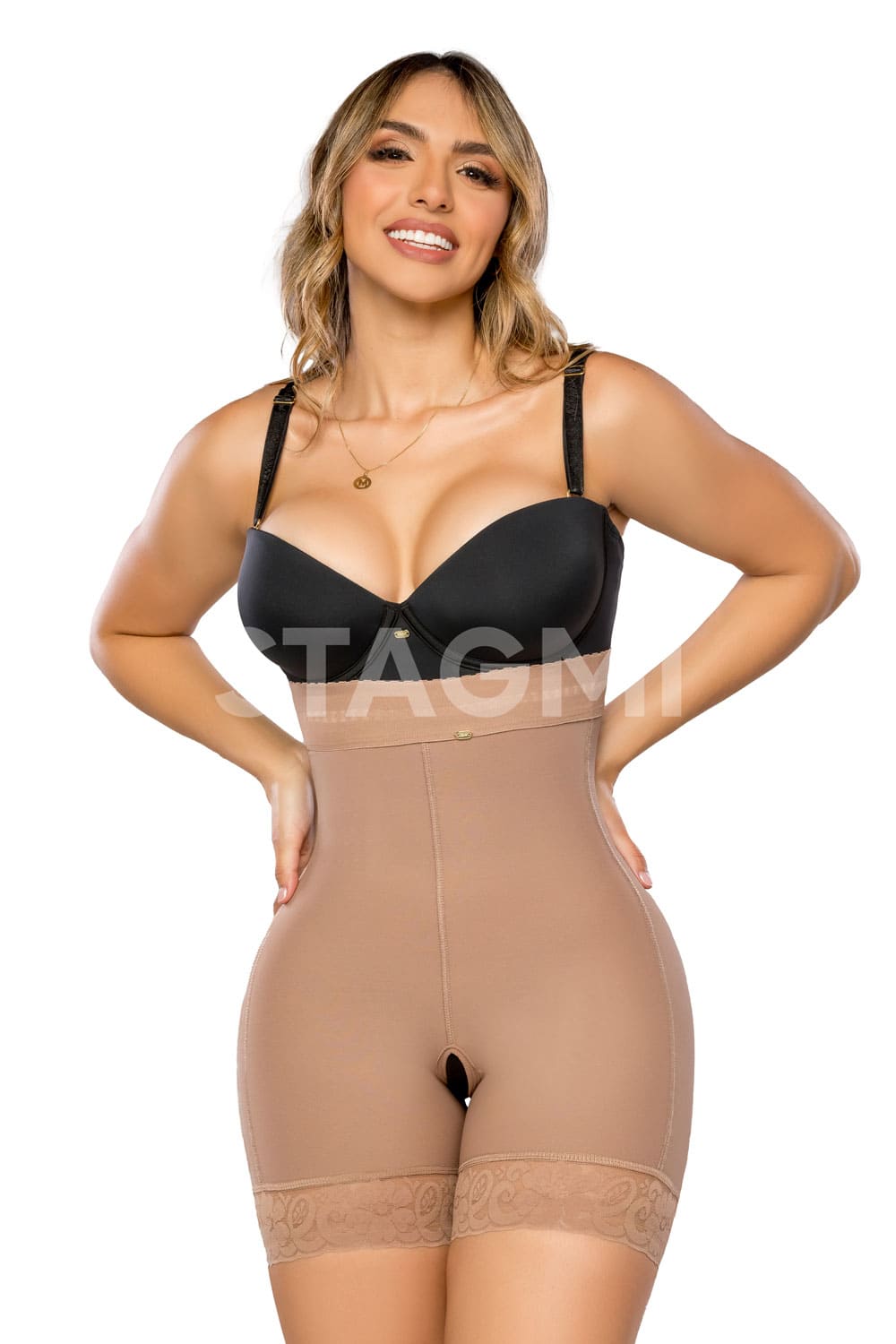 El panty strapless a media pierna ofrece control en el abdomen bajo y alto, con un realce natural de glúteos. Está diseñado sin costuras frontales ni traseras y cuenta con un hueco perineal para mayor practicidad. color cocoa