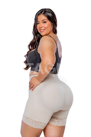 Panty lipo media pierna con triple buttlifting, compresión en abdomen bajo, sin costuras frontales ni traseras. Hecho de powernet y lycra en los glúteos. color beige