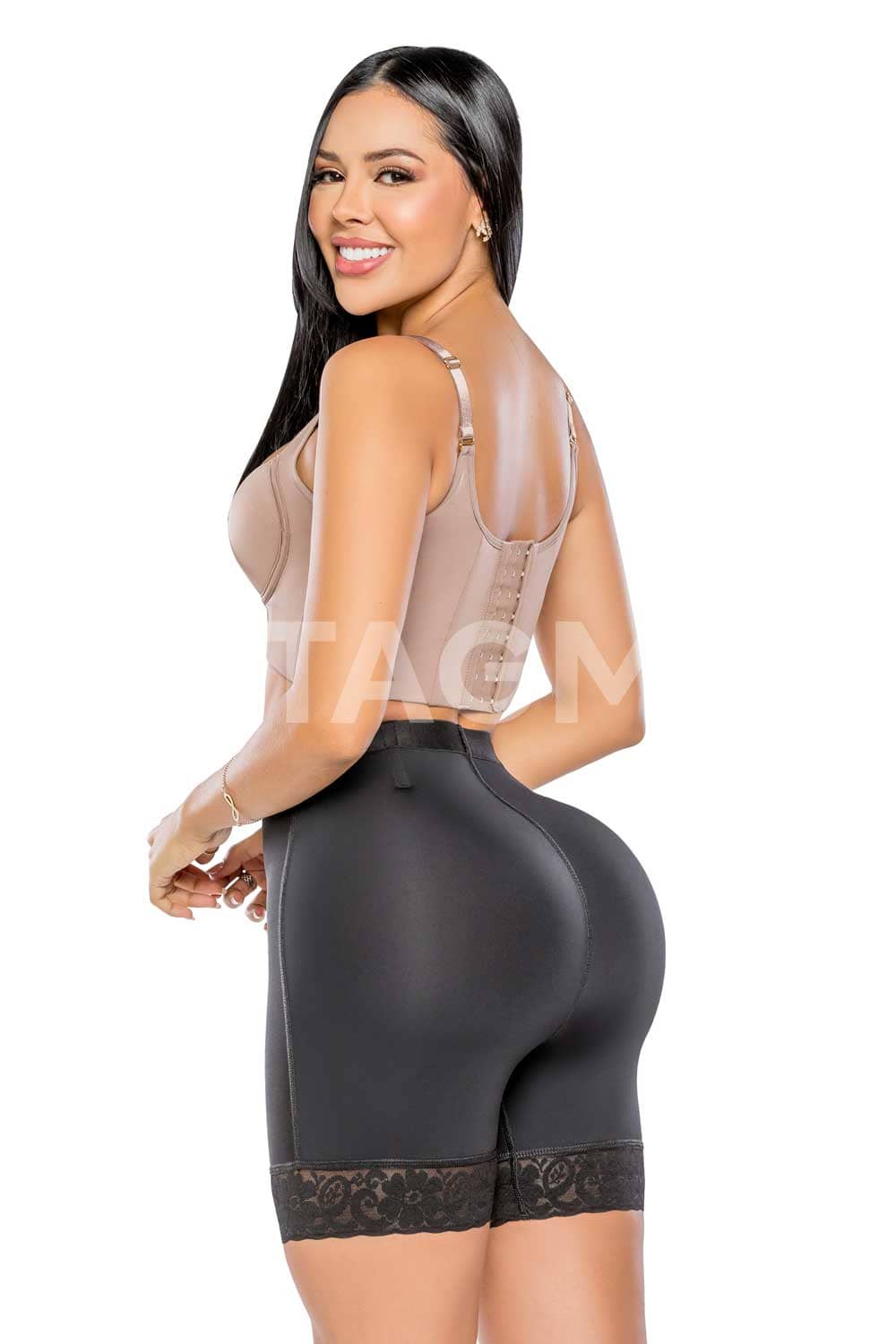 Panty lipo media pierna con triple buttlifting, compresión en abdomen bajo, sin costuras frontales ni traseras. Hecho de powernet y lycra en los glúteos. color negro