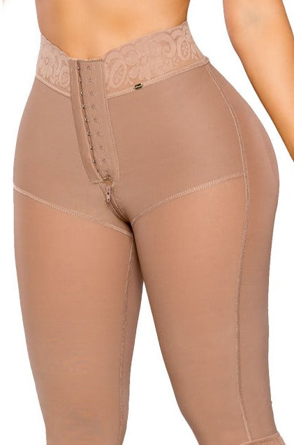 Panty hasta la rodilla con cierre perineal, dos broches de ajuste para un soporte personalizado, diseño de control de abdomen y efecto levanta cola, color cocoa.