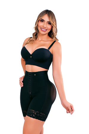 Panty faja media pierna con realce natural de glúteos, encaje floral y efecto invisible. Con abrochadura frontal, cierre perineal y tanga de obsequio.