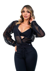 Chaqueta crop en malla translúcida con escote cruzado y pretina ajustable.
