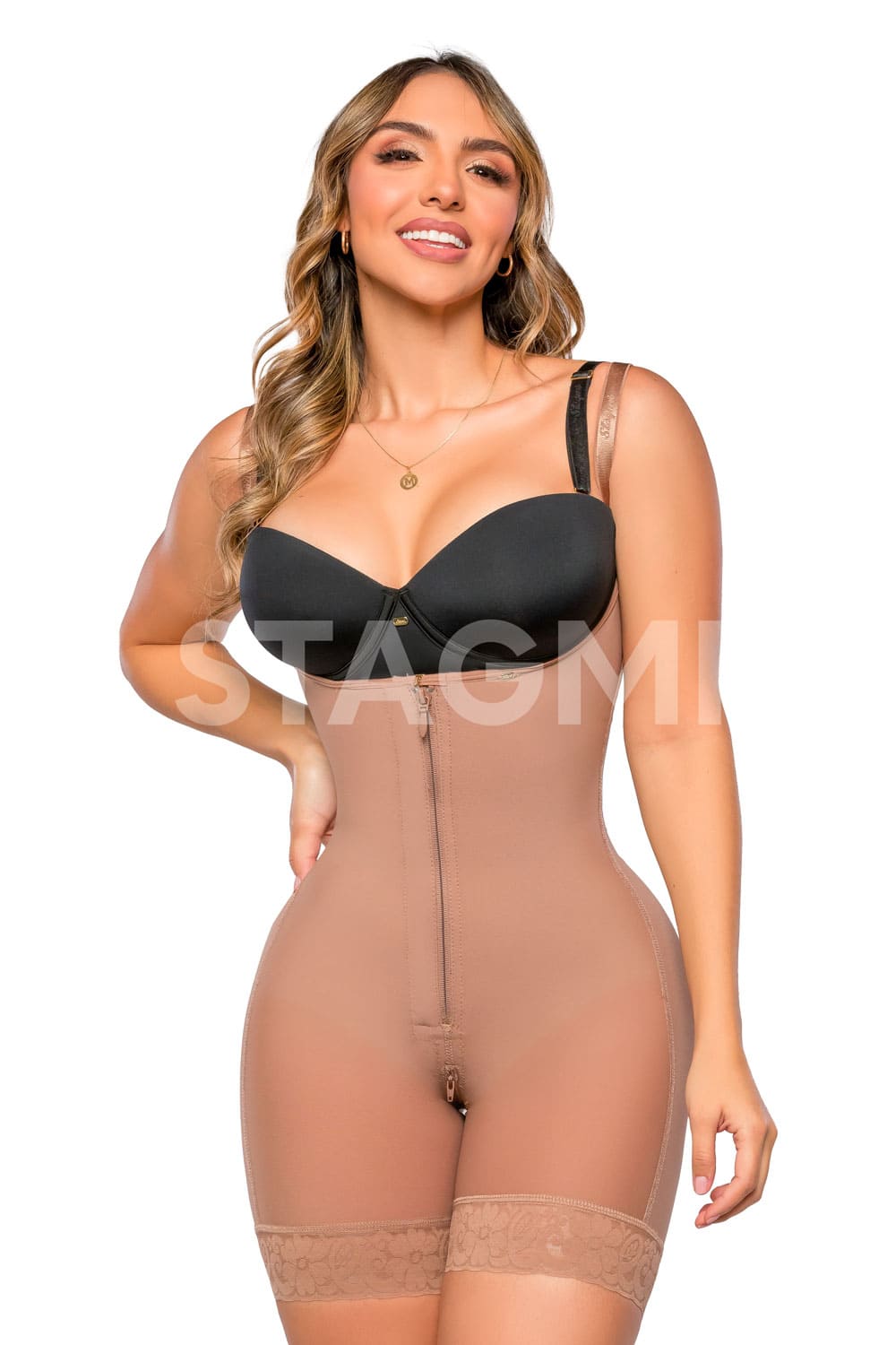 Faja que cubre rollitos en la espalda, con tirantes graduables y zipper, ideal para usar con tus prendas favoritas. Es media pierna, con cierre perineal amplio y contiene vitamina E. color cocoa