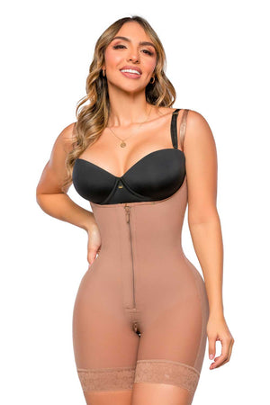 Faja que cubre rollitos en la espalda, con tirantes graduables y zipper, ideal para usar con tus prendas favoritas. Es media pierna, con cierre perineal amplio y contiene vitamina E. color cocoa