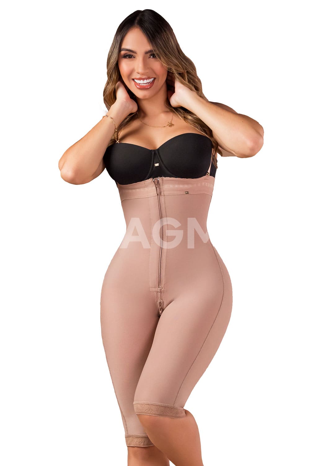 Faja strapless hasta la rodilla con tirantes removibles, zipper en el abdomen y cierre perineal amplio. Ofrece alta compresión y contiene vitamina E. Color cocoa