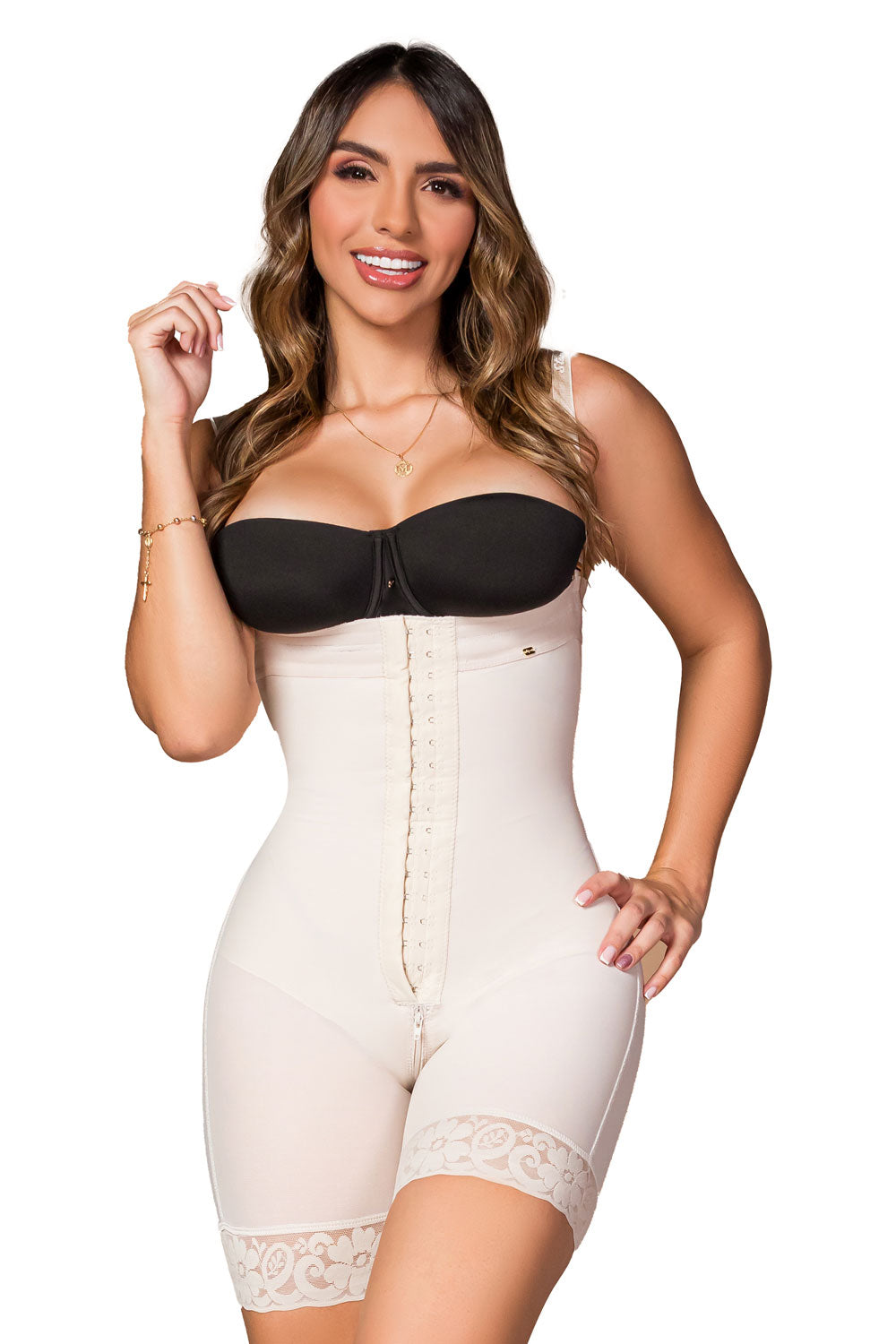 Faja strapless de media pierna con tirantes removibles, tres líneas de broches para reducir medidas, cierre perineal amplio, y alta compresión. Tela en glúteos con transformación textil y Vitamina E. Color beige.