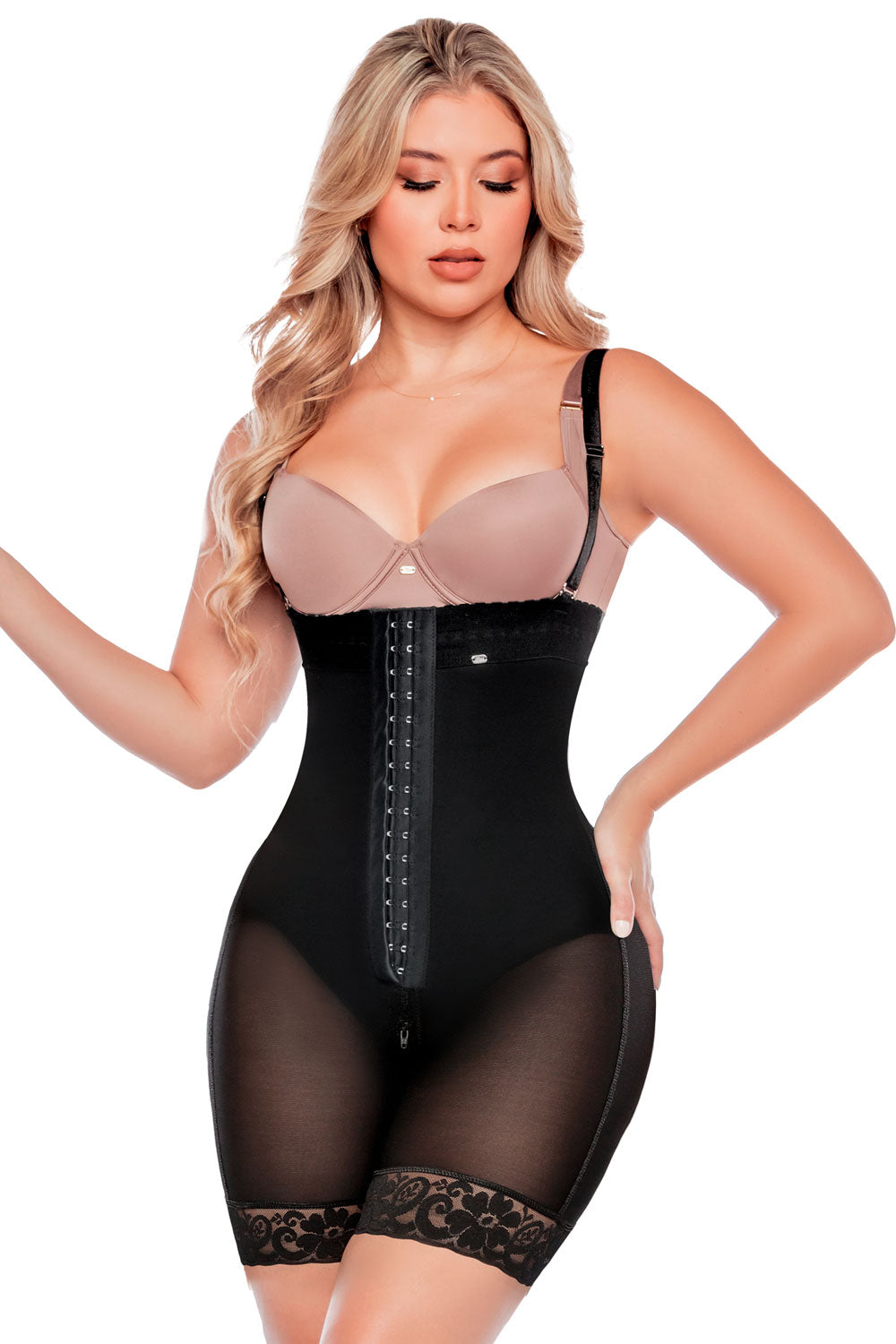 Faja strapless de media pierna con tirantes removibles, tres líneas de broches para reducir medidas, cierre perineal amplio, y alta compresión. Tela en glúteos con transformación textil y Vitamina E. Color negro.