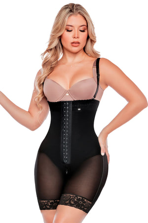 Faja strapless de media pierna con tirantes removibles, tres líneas de broches para reducir medidas, cierre perineal amplio, y alta compresión. Tela en glúteos con transformación textil y Vitamina E. Color negro.