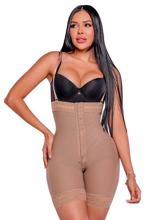 Faja strapless de media pierna con tirantes removibles, tres líneas de broches para reducir medidas, cierre perineal amplio, y alta compresión. Tela en glúteos con transformación textil y Vitamina E. Color cocoa.