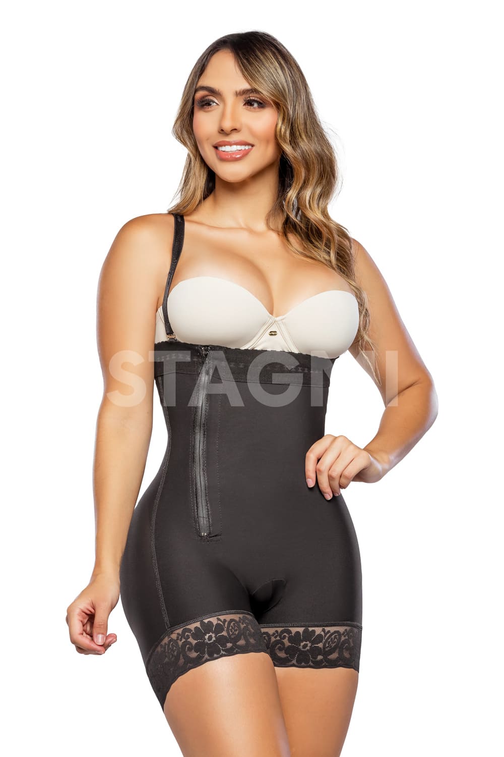 Faja strapless a media piernas corta, con tirantes removibles y zipper lateral en abdomen. Ideal postparto cuanta con  hueco perineal contiene Vitamina E color negro