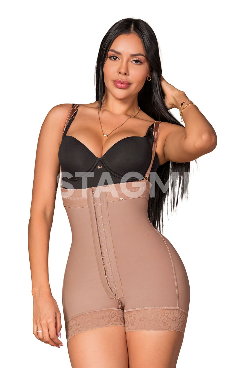 Faja strapless corta en piernas, con tirantes removibles y tres líneas de broches para reducir medidas. Tiene compresión alta en la cintura, con tela que contiene Vitamina E color cocoa