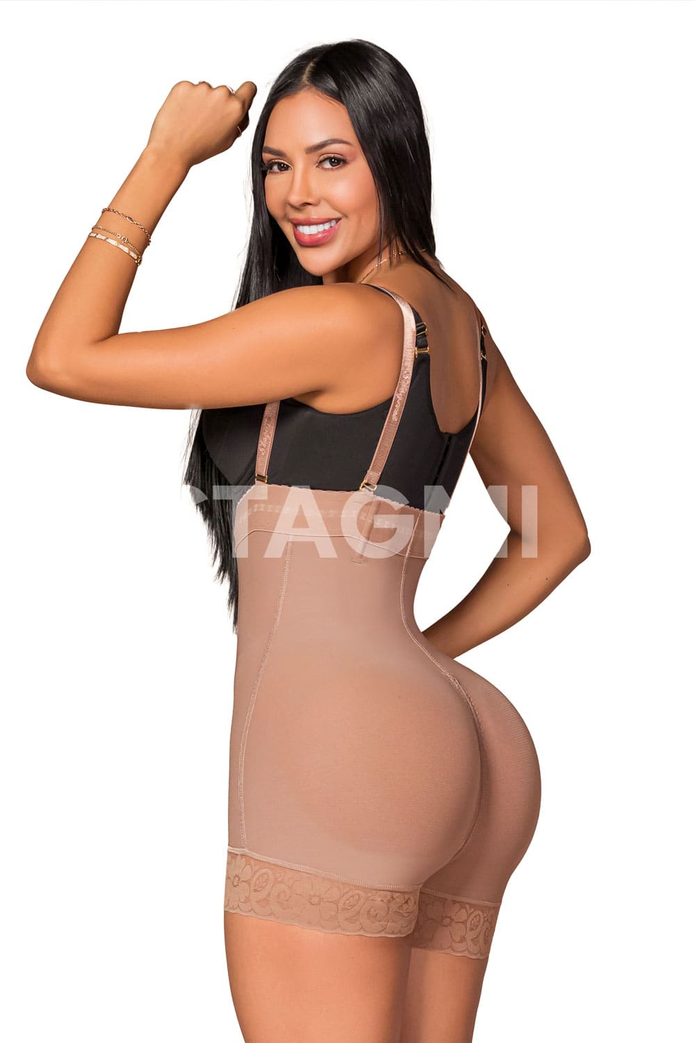 Faja strapless corta en piernas, con tirantes removibles y tres líneas de broches para reducir medidas. Tiene compresión alta en la cintura, con tela que contiene Vitamina E color cocoa