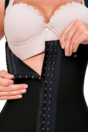 - Faja SMI7137 corta strapless con efecto lifting y 3 niveles de ajuste
- Detalle del soporte lateral y broches progresivos de la faja SMI7137
- Vista posterior con diseño Ultrainvisible y panty de regalo incluido
