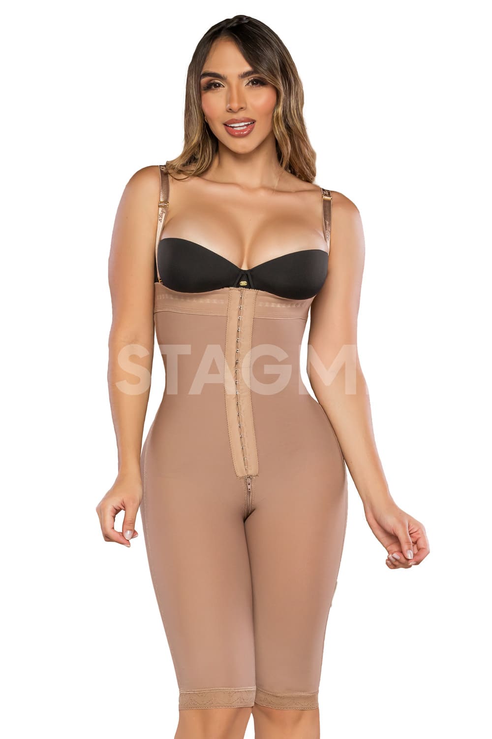 Faja strapless hasta la rodilla con tirantes removibles, tres líneas de broches, cierre perineal amplio y alta compresión. Tela con vitamina E, color cocoa.