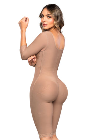 - Faja SMI7162 a la rodilla con mangas, bra y triple realce
- Vista frontal de faja postquirúrgica con control total SMI7162
- Detalle de espalda invisible y estructura anatómica del SMI7162
