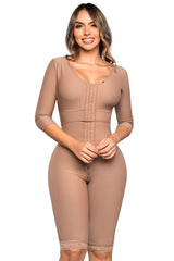 - Faja SMI7162 a la rodilla con mangas, bra y triple realce
- Vista frontal de faja postquirúrgica con control total SMI7162
- Detalle de espalda invisible y estructura anatómica del SMI7162
