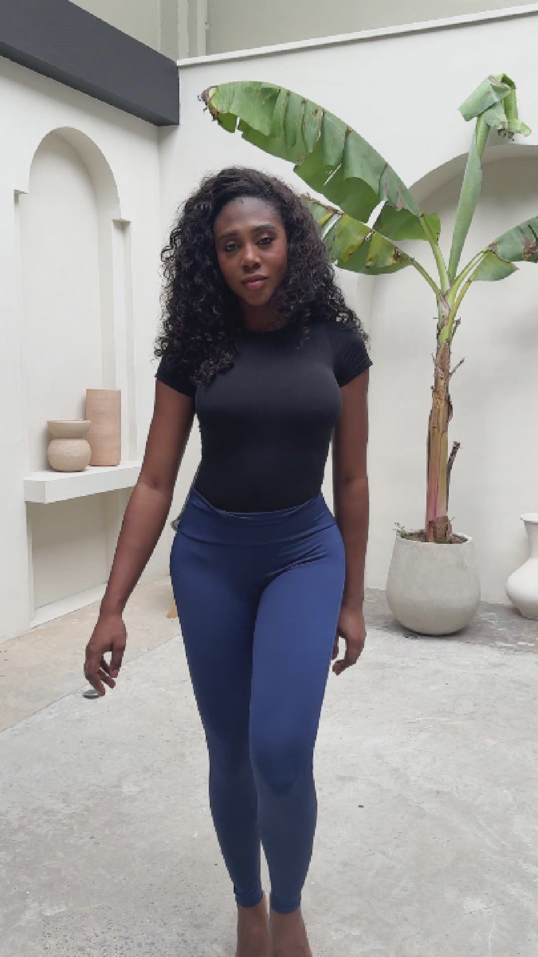 - Leggings SMI0079 ESSENTIALS con faja interna y efecto lifting
- Vista lateral con tiro alto y tecnología Ultrainvisible
- Detalle posterior con levantamiento natural y pretina moldeadora

