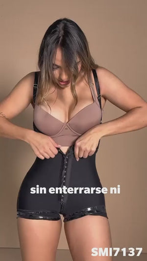 - Faja SMI7137 corta strapless con efecto lifting y 3 niveles de ajuste
- Detalle del soporte lateral y broches progresivos de la faja SMI7137
- Vista posterior con diseño Ultrainvisible y panty de regalo incluido
