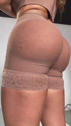 Panty ultrainvisible con encaje, triple realce en glúteos y control bajo disponible en varios tonos
