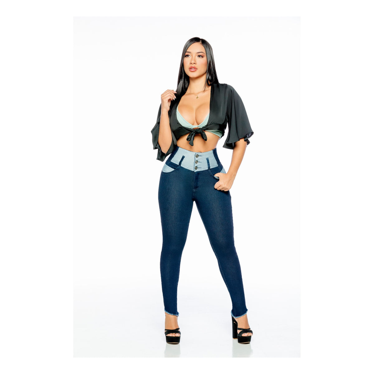 Jean azul de tiro alto STAGMI SMI3418 para mujer, vista frontal con pretina en contraste y cuatro botones