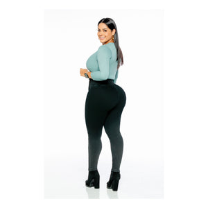 Jean negro de tiro alto STAGMI SMI3426 para mujer, vista frontal con pretina alta y botones metálicos